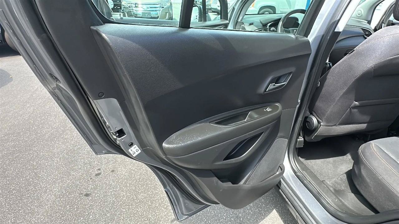 Used 2020 Chevrolet Trax LS FWD image 26