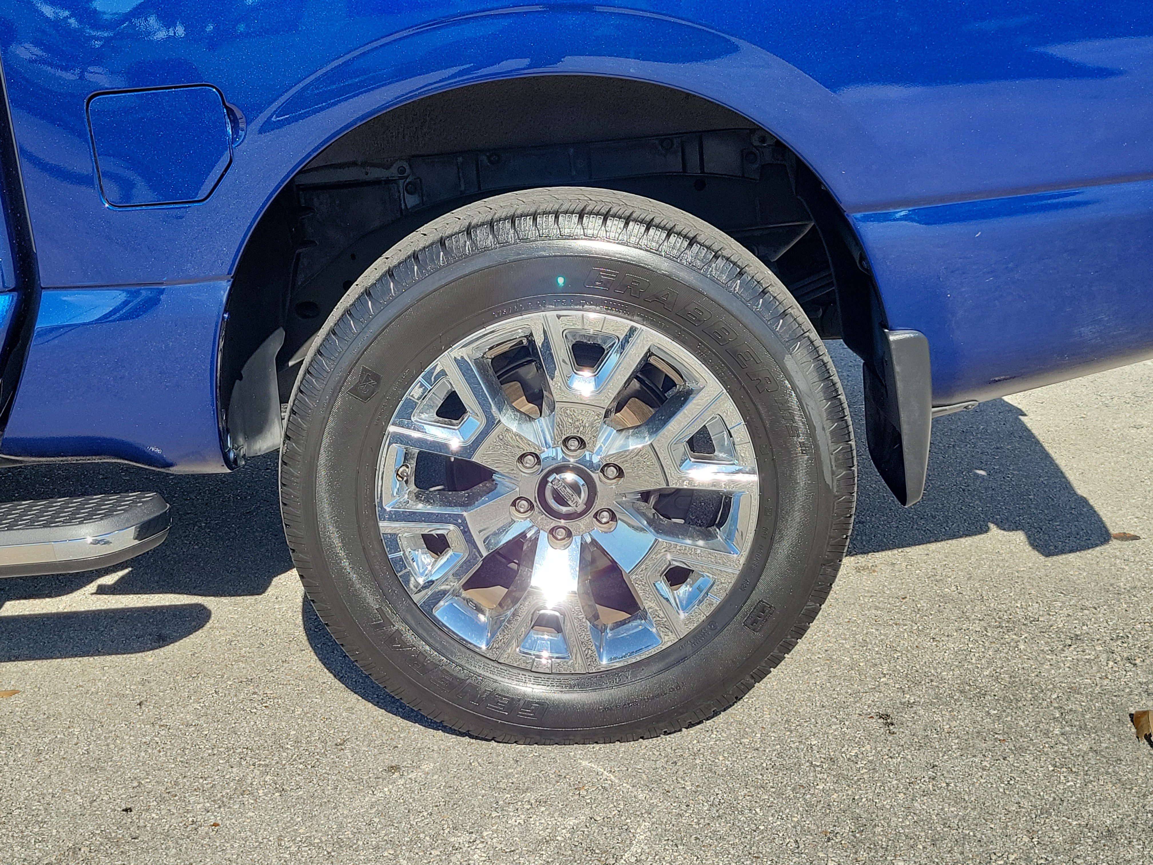 Used 2020 Nissan Titan SL w/ Moonroof Package image 27