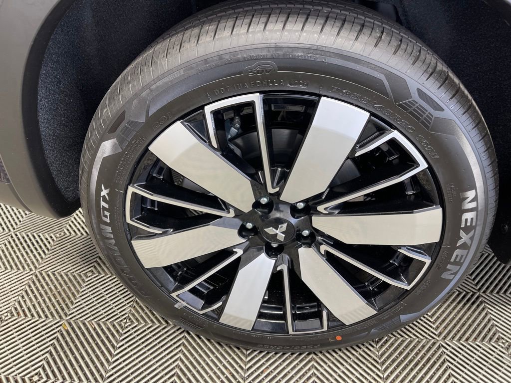 New 2025 Mitsubishi Outlander SE image 38