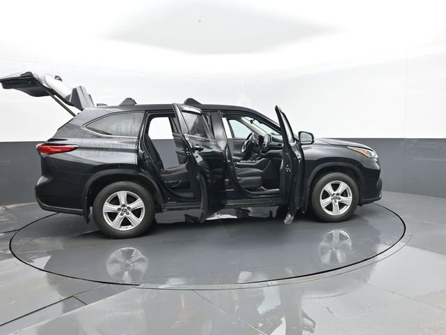 Used 2020 Toyota Highlander LE image 30