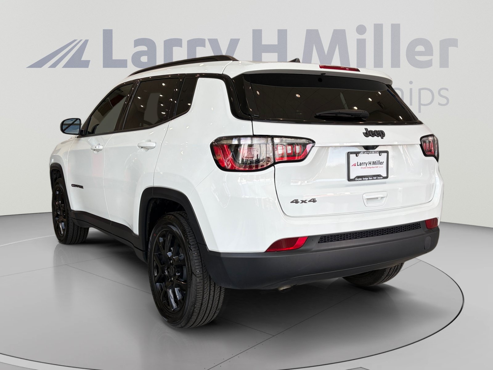Used 2025 Jeep Compass Latitude w/ Convenience Group AWD/4WD image 3