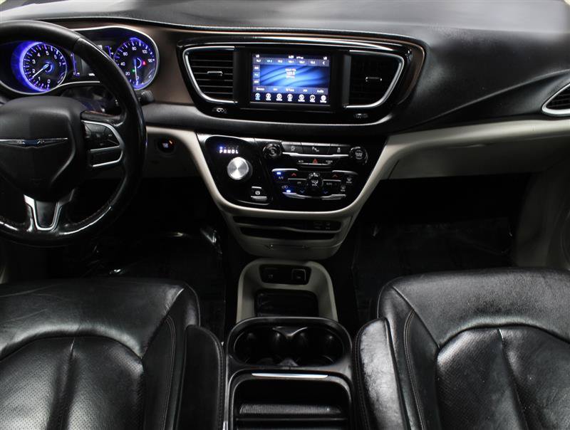 Used 2019 Chrysler Pacifica Touring-L FWD image 9