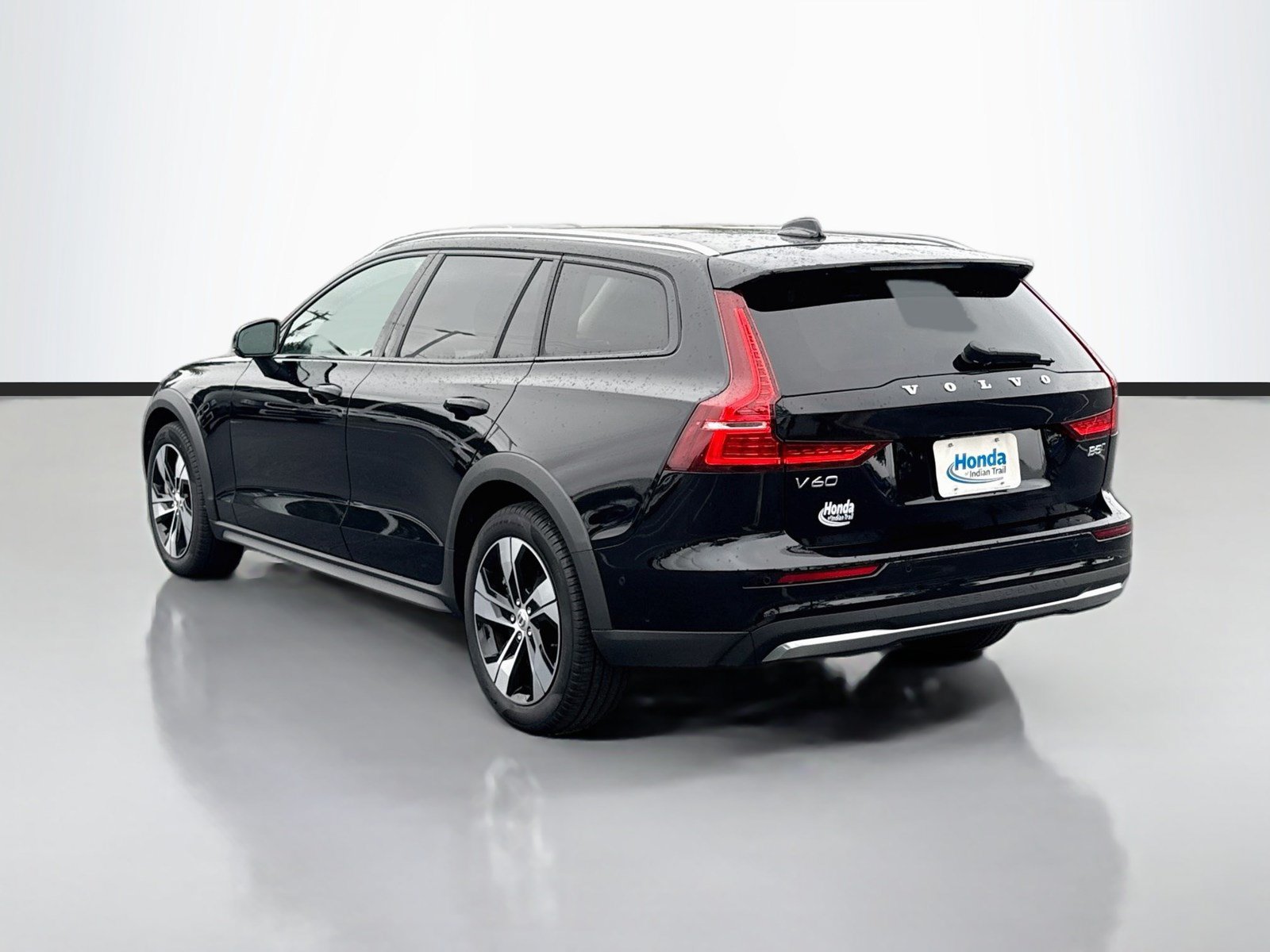 Used 2025 Volvo V60 B5 Cross Country Plus AWD/4WD image 5