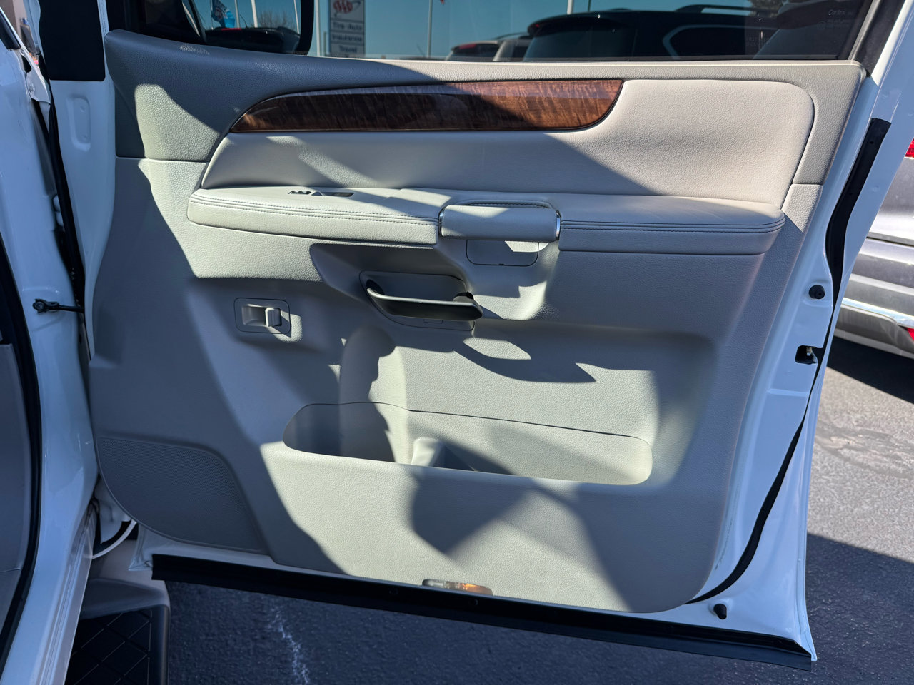 Used 2010 Nissan Armada Titanium w/ DVD Entertainment Pkg image 20