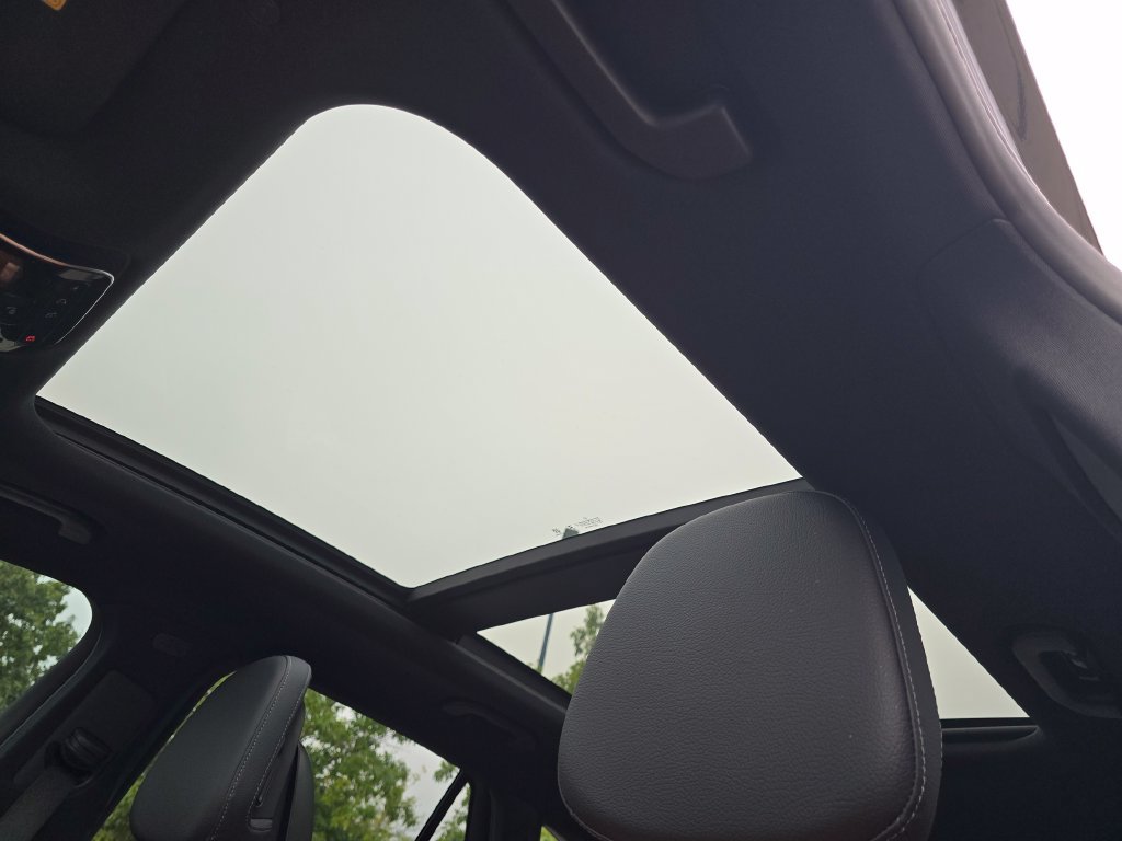 Used 2025 Mercedes-Benz GLC 350e 4MATIC image 3