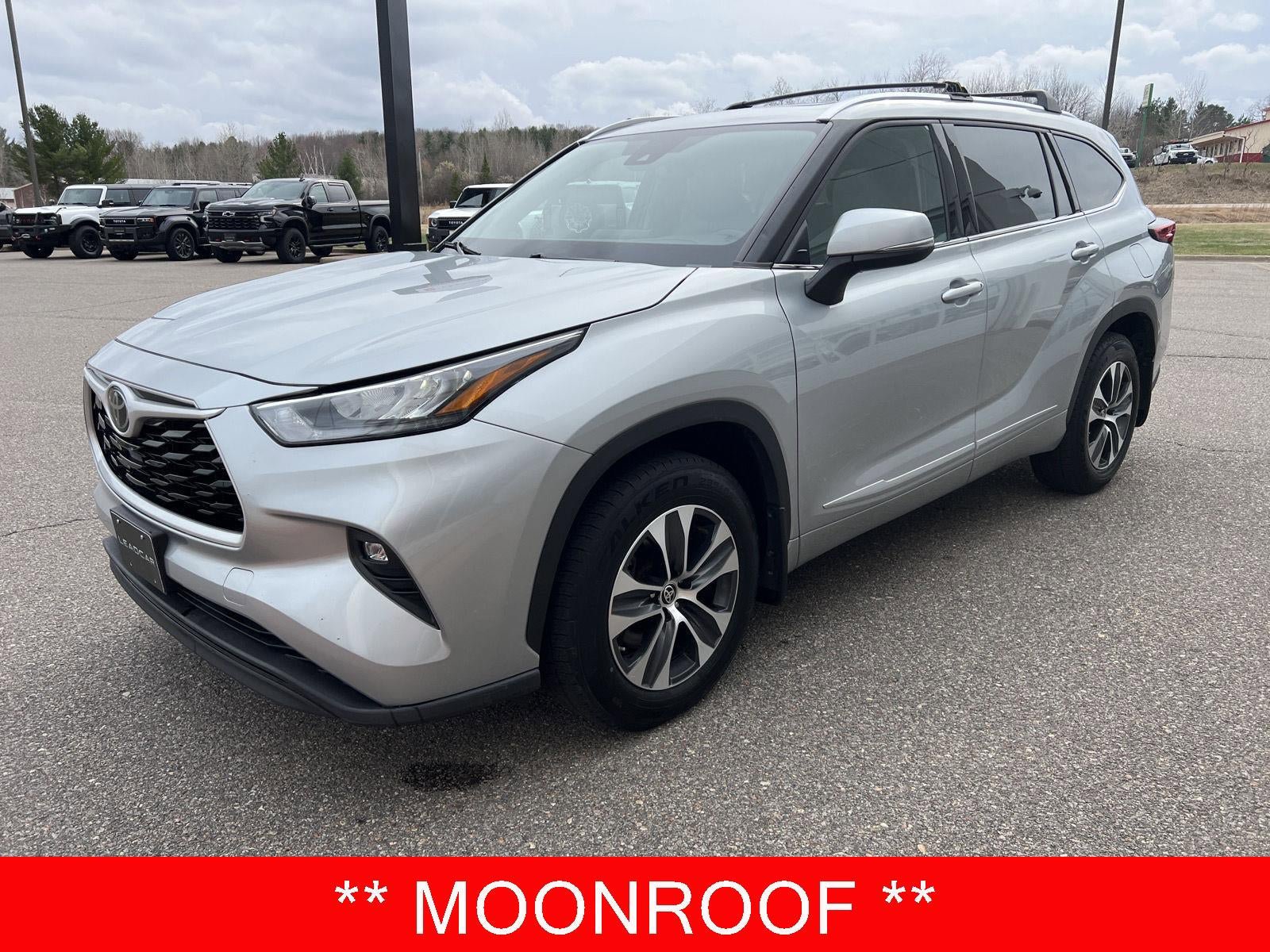 Used 2020 Toyota Highlander XLE AWD/4WD image 3