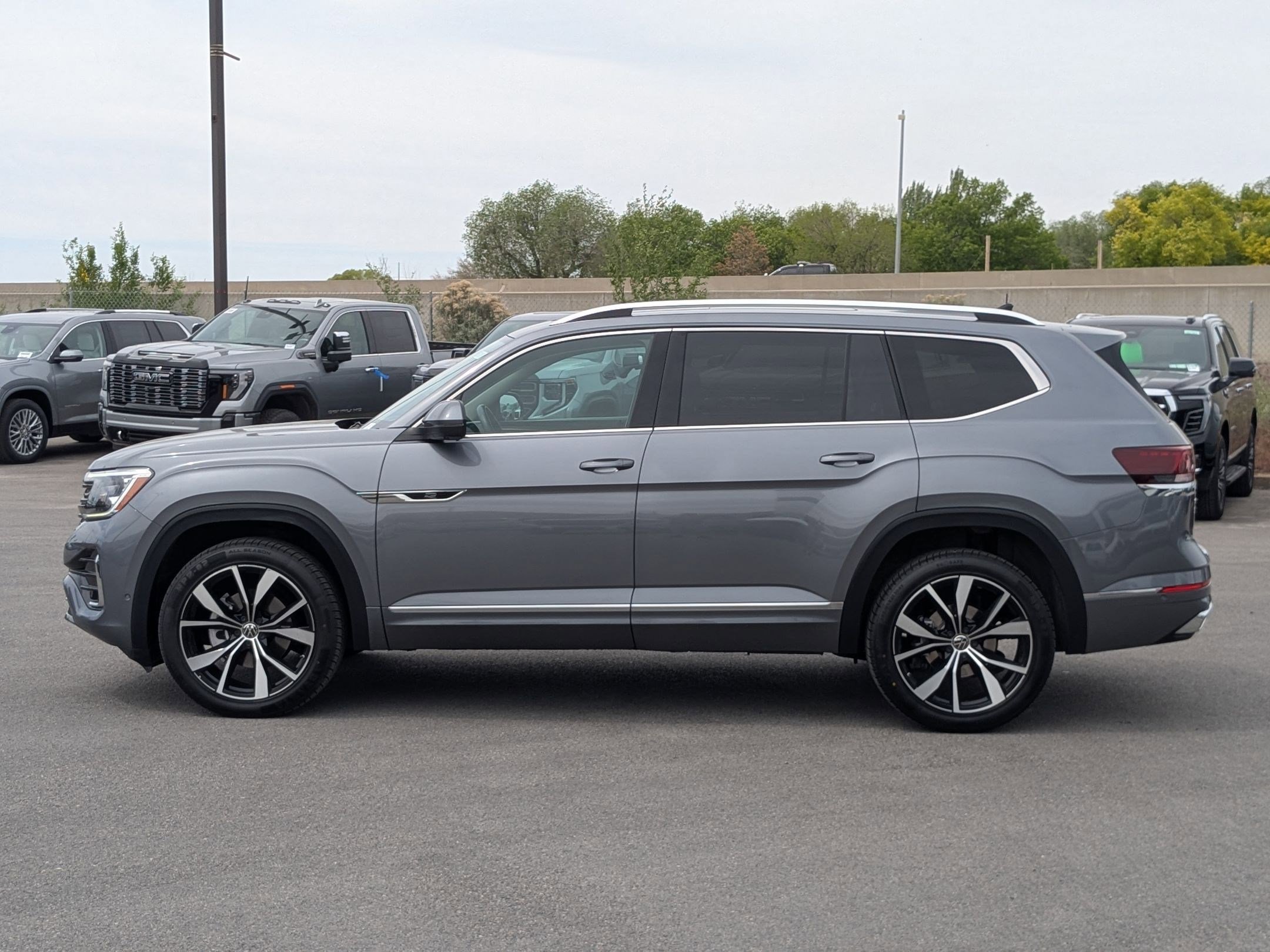 Used 2024 Volkswagen Atlas SEL Premium R-Line AWD/4WD image 3