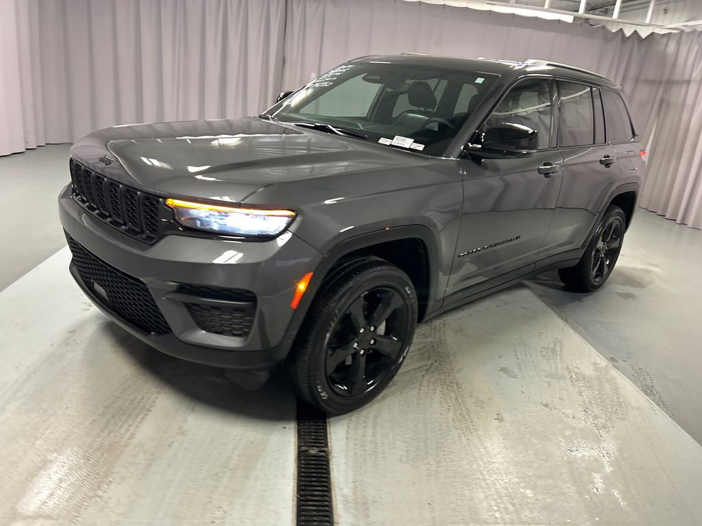 Used 2024 Jeep Grand Cherokee Altitude AWD/4WD image 3