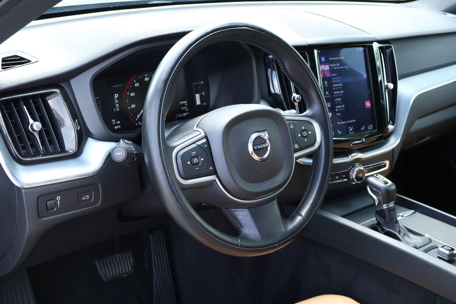 Used 2018 Volvo XC60 T6 Momentum w/ Vision Package AWD/4WD image 2