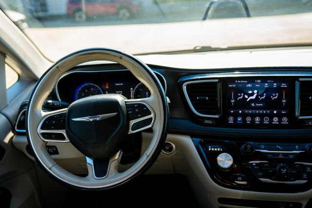 Used 2020 Chrysler Pacifica Limited image 6