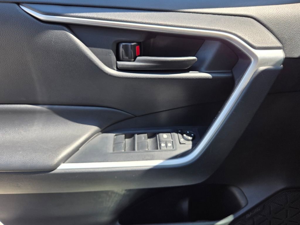 Used 2019 Toyota RAV4 LE FWD image 33