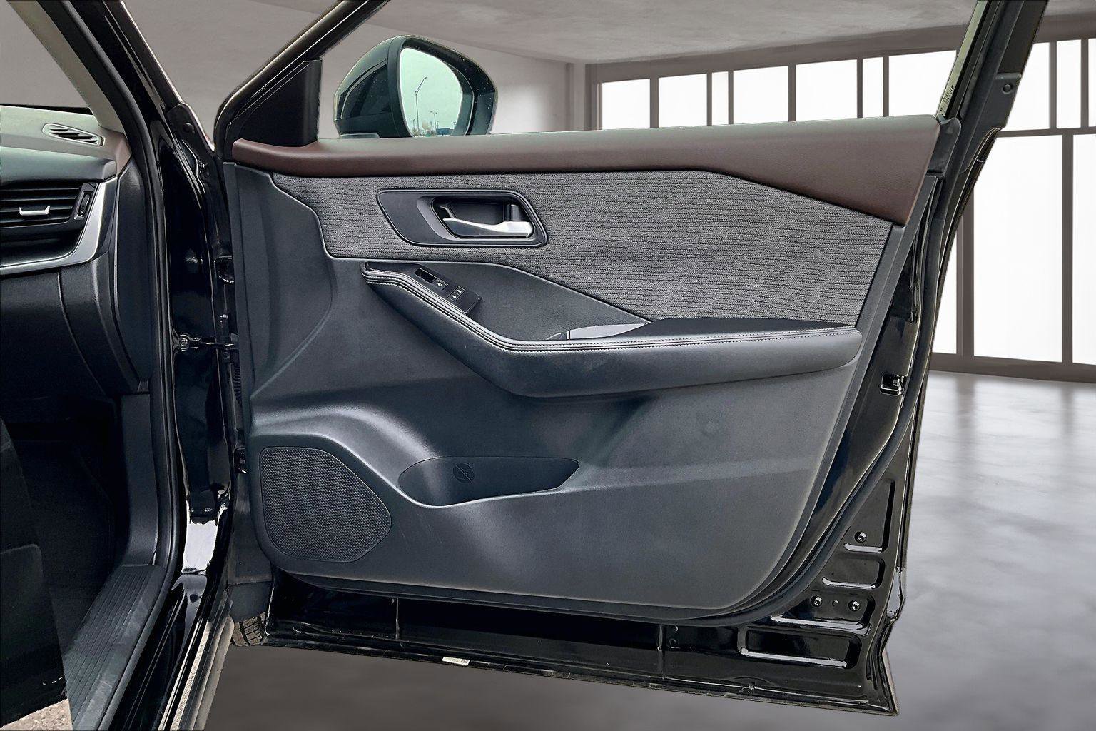 Used 2023 Nissan Rogue SV image 25