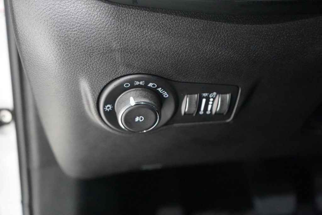 Used 2025 Jeep Compass Latitude w/ Sun & Sound Group AWD/4WD image 21
