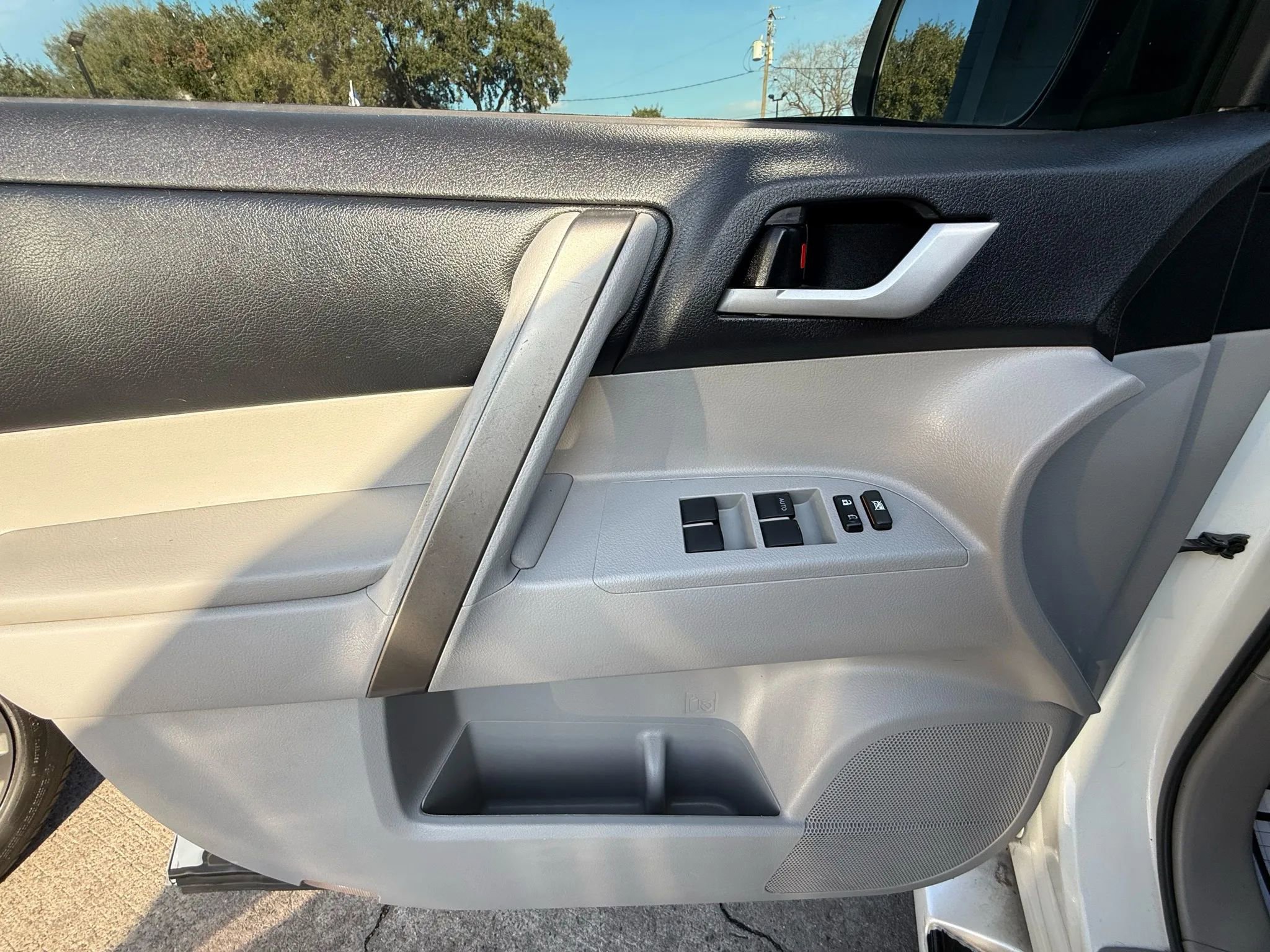 Used 2010 Toyota Highlander SE image 24