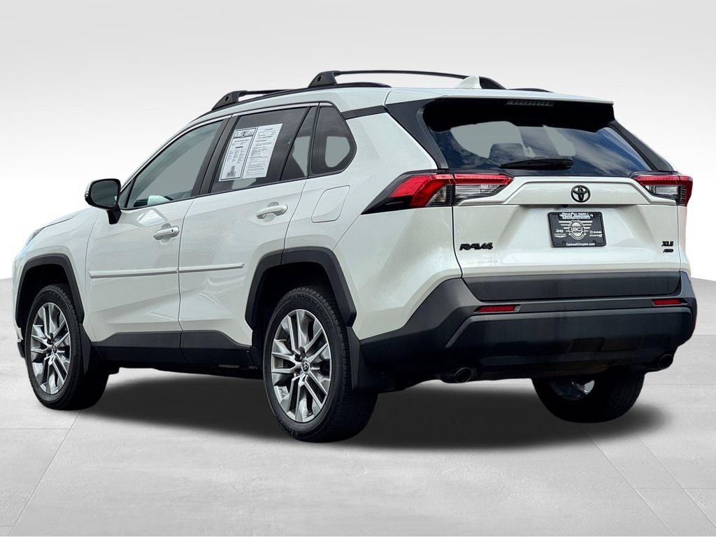 Used 2022 Toyota RAV4 XLE Premium AWD/4WD image 5