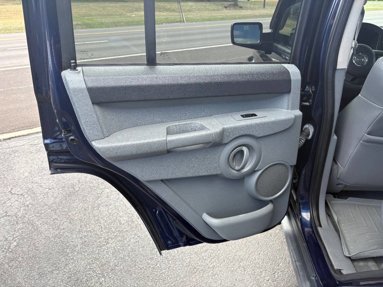 Used 2006 Jeep Commander Base 4dr SUV 4WD image 21