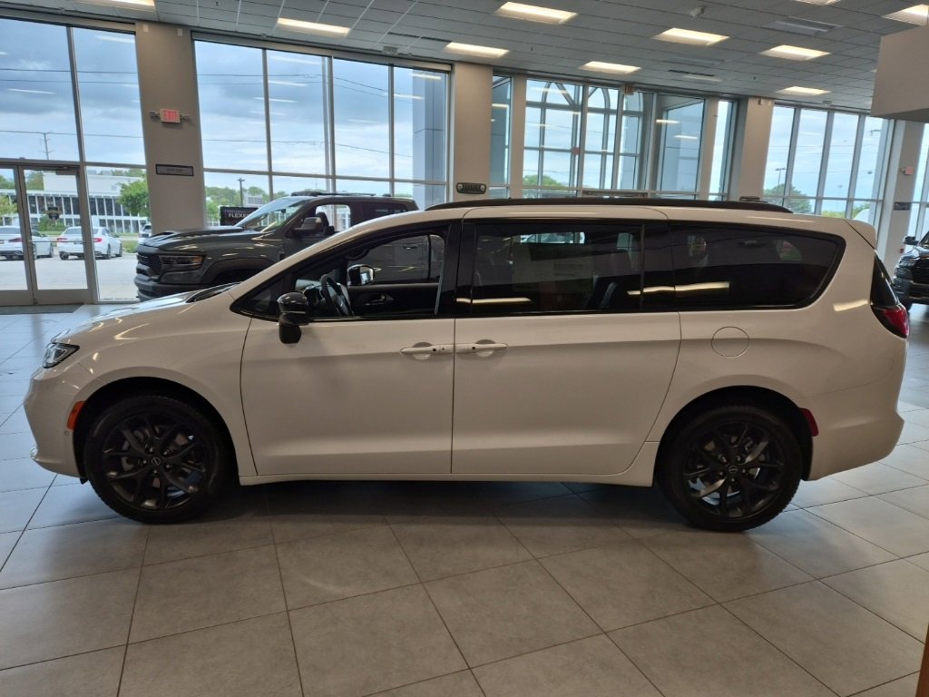 New 2026 Chrysler Pacifica Limited w/ S Appearance Package image 11