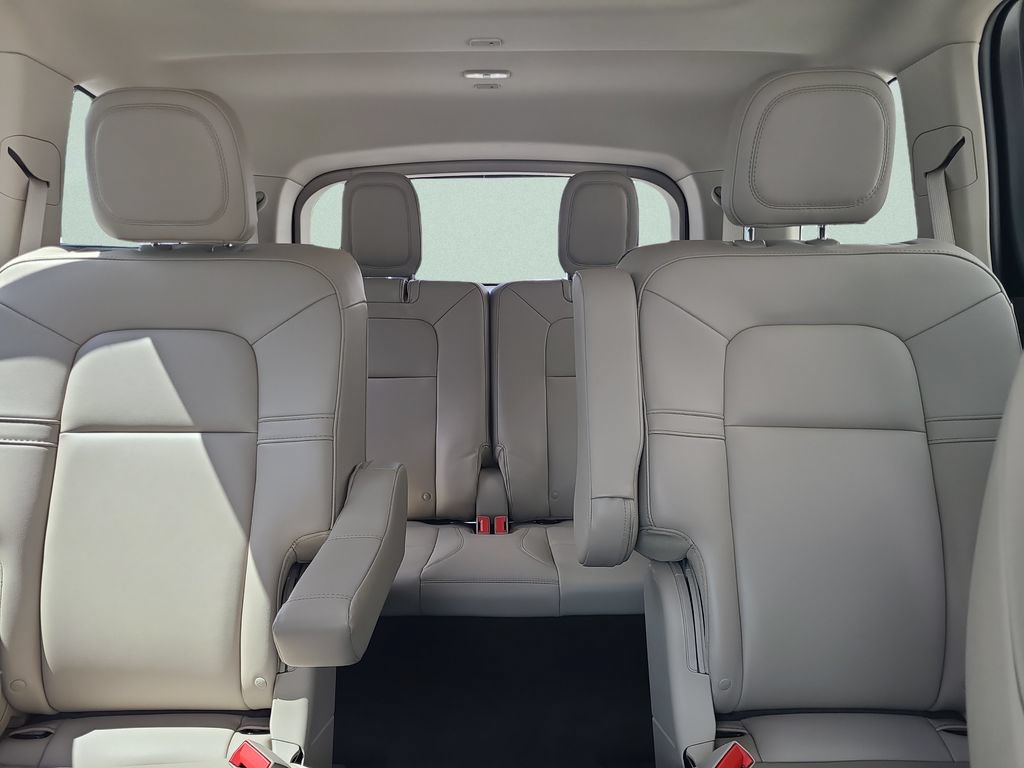 Used 2023 Lincoln Aviator 2WD w/ Premium Package image 9