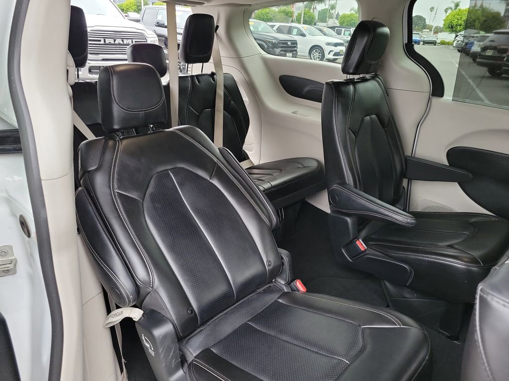 Used 2023 Chrysler Pacifica Touring-L image 15