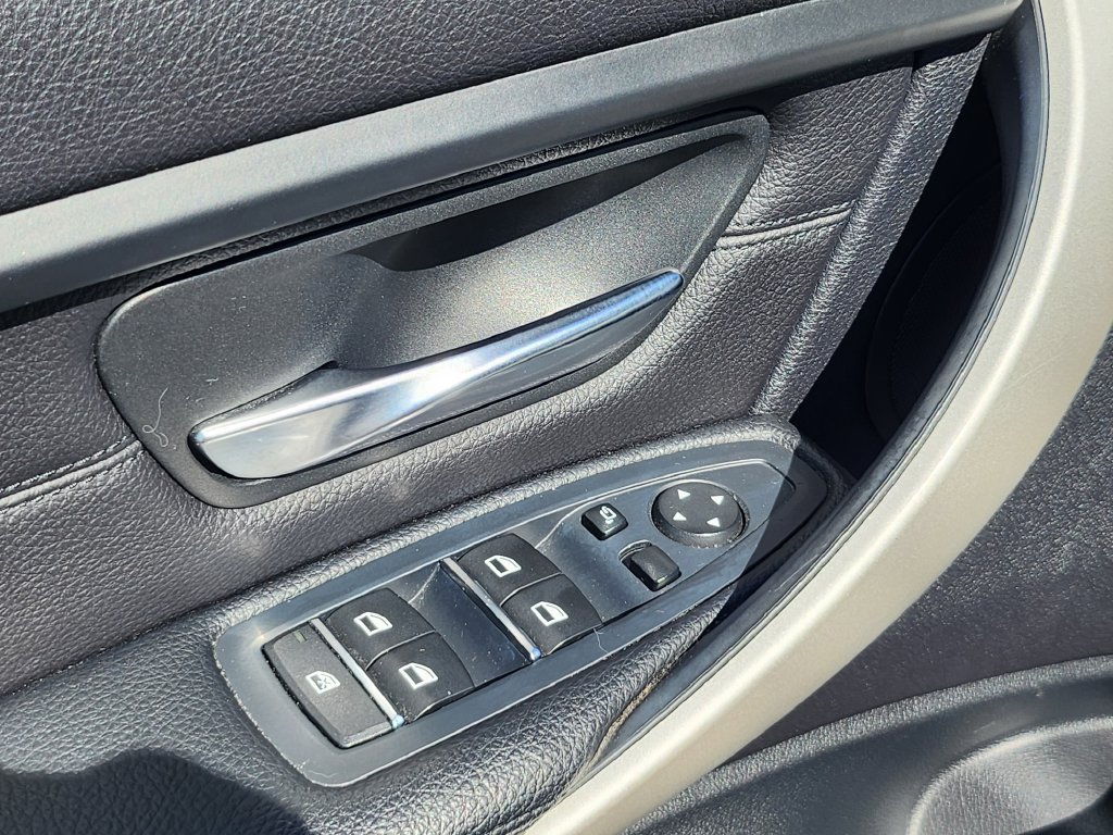 Used 2016 BMW 320i xDrive Sedan AWD/4WD image 32