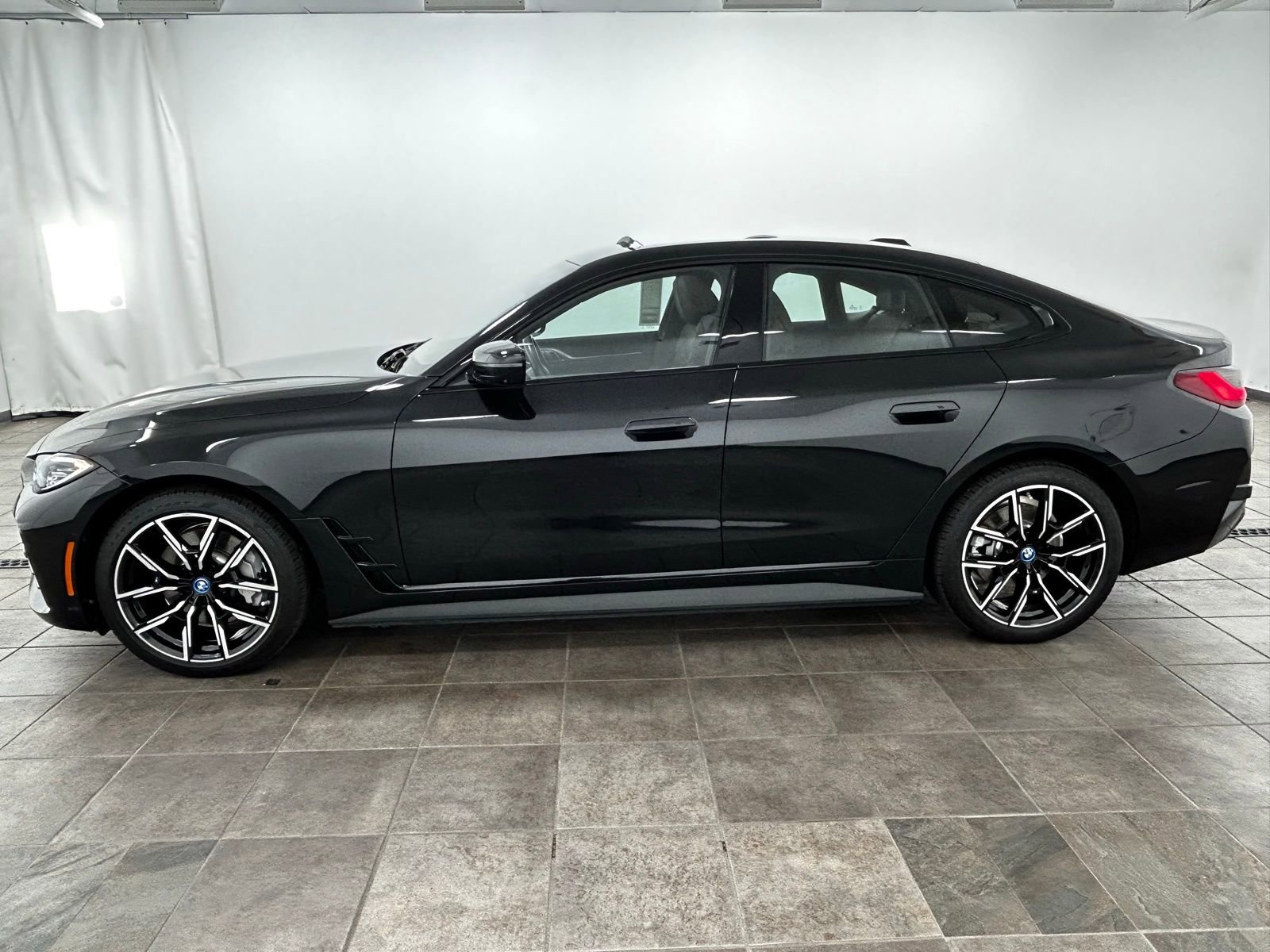 Used 2022 BMW i4 eDrive40 w/ M Sport Package image 2