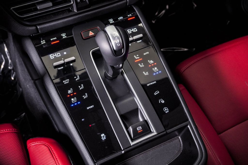Certified 2025 Porsche Macan image 24