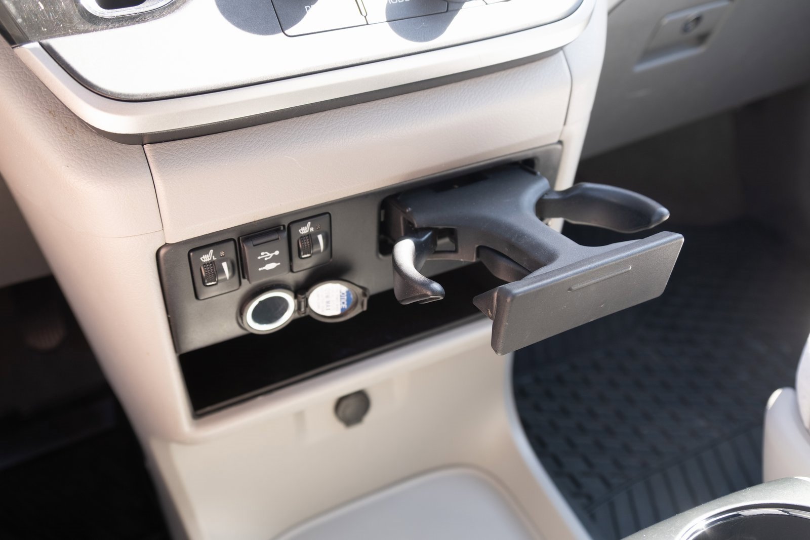 Used 2020 Toyota Sienna LE image 5