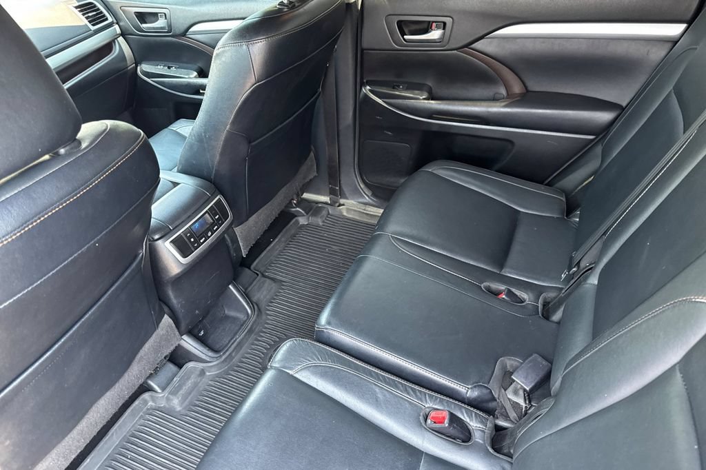 Used 2018 Toyota Highlander XLE AWD/4WD image 12