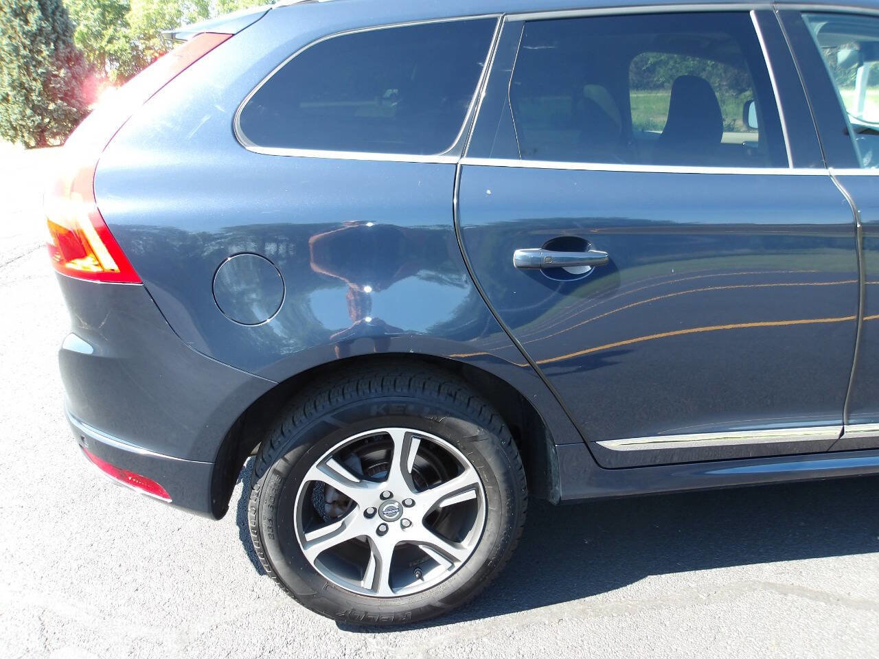 Used 2015 Volvo XC60 T6 w/ Proximity Package AWD/4WD image 37