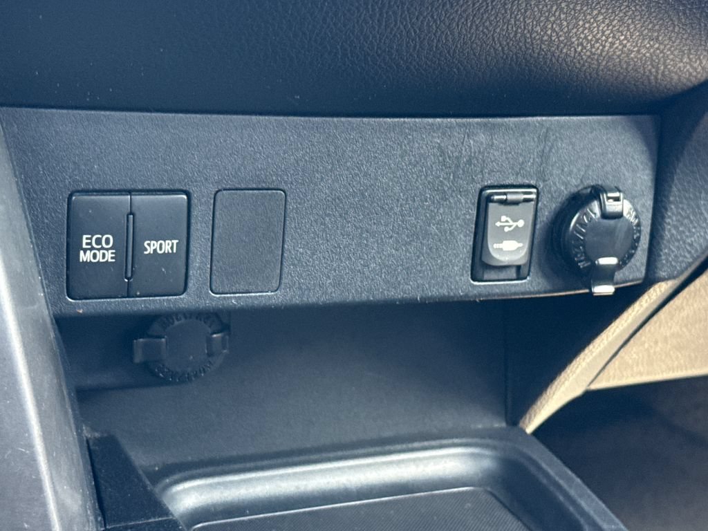 Used 2018 Toyota RAV4 LE FWD image 18