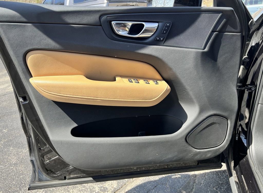 Used 2020 Volvo XC60 T5 Momentum w/ Protection Package Premier image 11