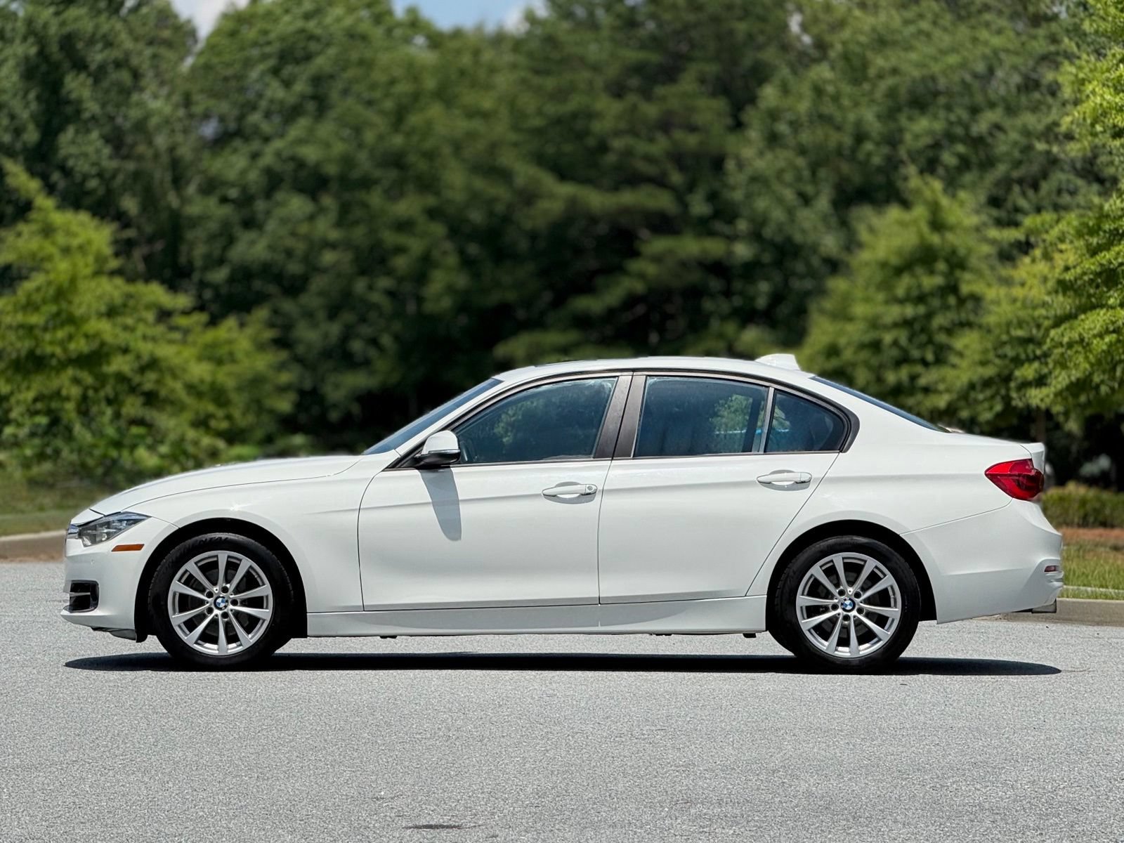 Used 2018 BMW 320i xDrive Sedan AWD/4WD image 9