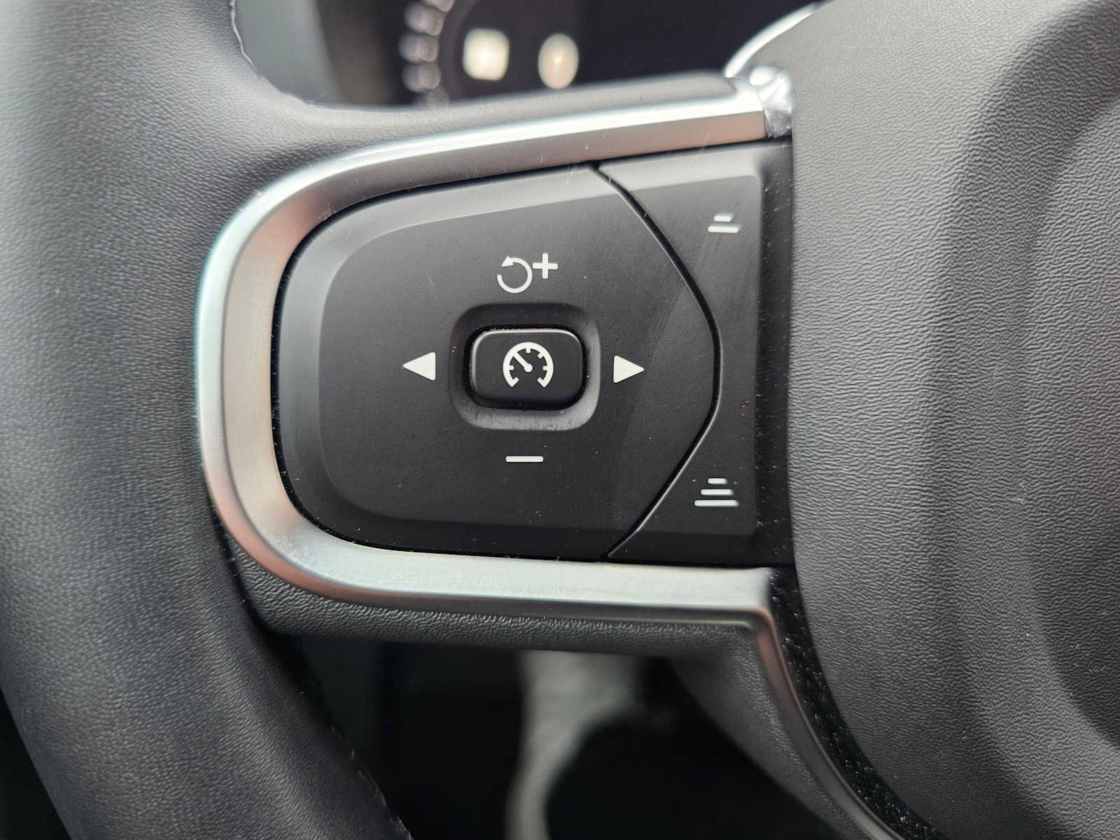 Certified 2025 Volvo XC60 B5 Core w/ Protection Package Premier image 36