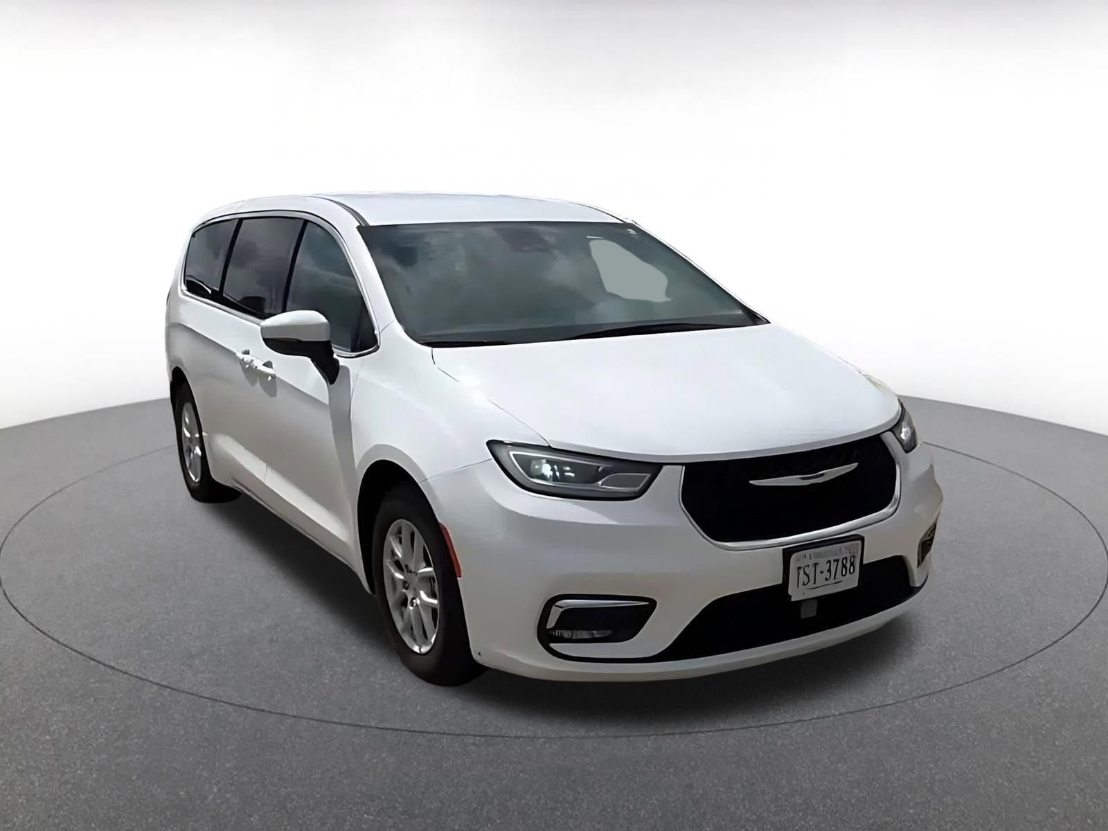 Used 2023 Chrysler Pacifica Touring-L FWD image 3
