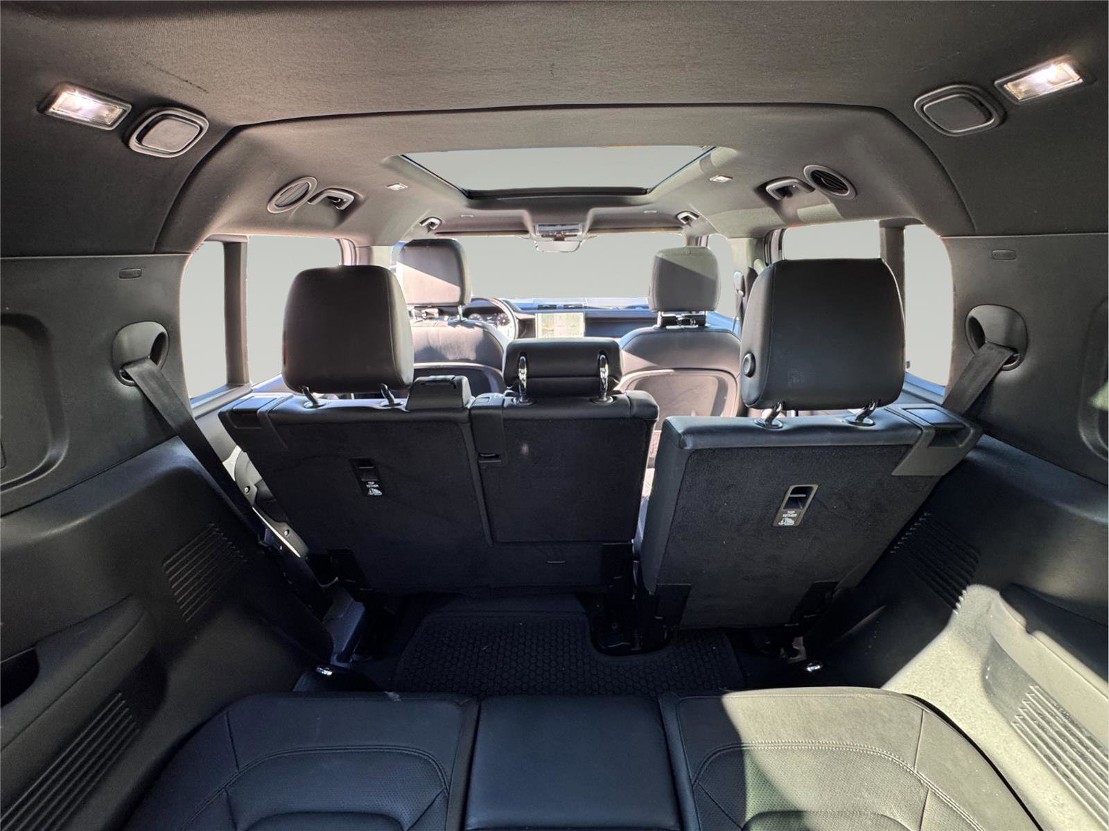 Used 2024 Land Rover Defender 130 X-Dynamic SE image 7