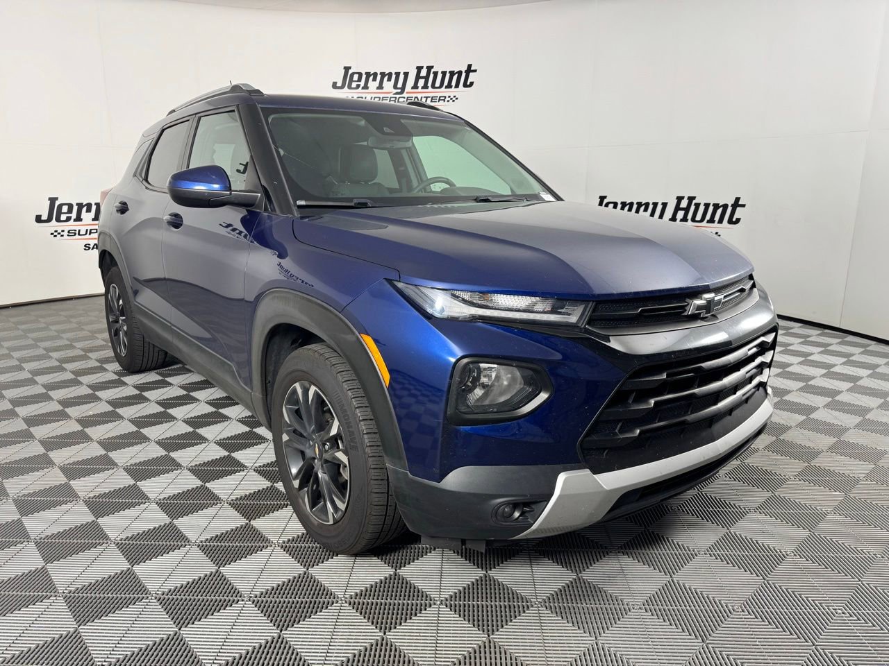 Used 2022 Chevrolet TrailBlazer LT w/ LPO, Blackout Package FWD image 6