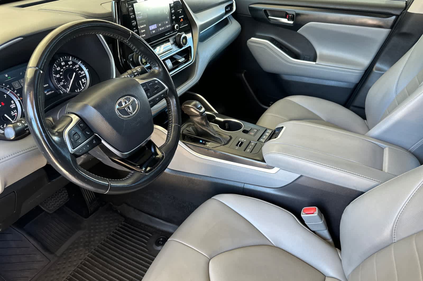 Used 2021 Toyota Highlander XLE AWD/4WD image 11