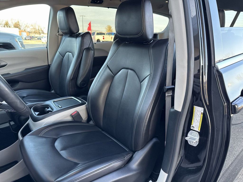 Used 2023 Chrysler Pacifica Touring-L FWD image 13
