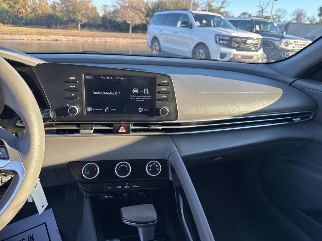 Used 2021 Hyundai Elantra SE image 17