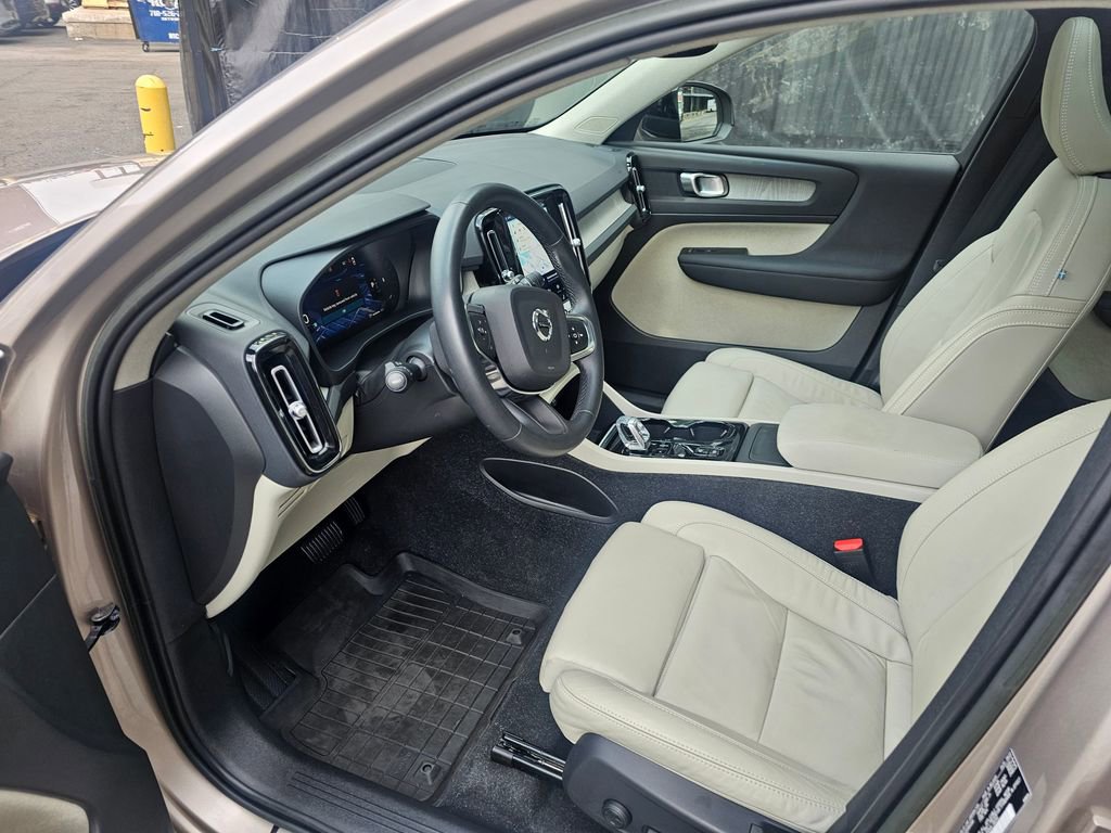 Certified 2023 Volvo XC40 B5 Plus w/ Climate Package image 17