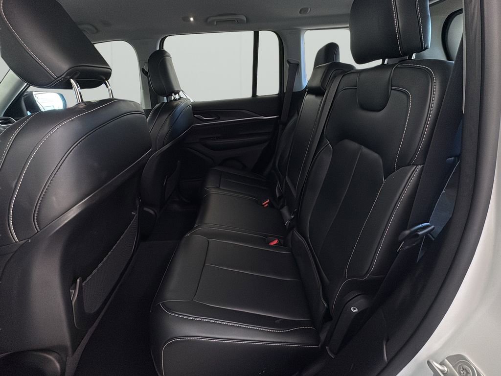 Used 2023 Jeep Grand Cherokee Limited AWD/4WD image 17