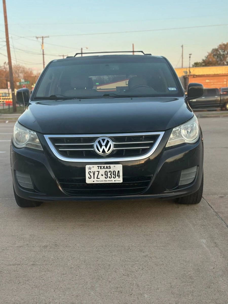 Used 2011 Volkswagen Routan SE image 2