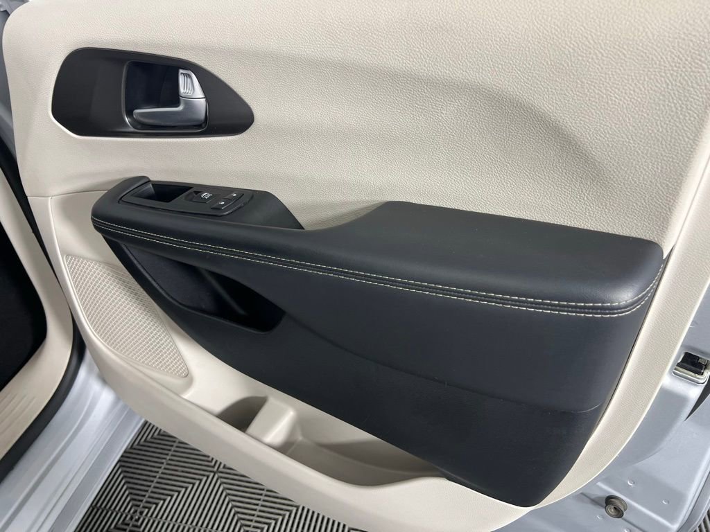 Used 2024 Chrysler Pacifica Touring-L image 37
