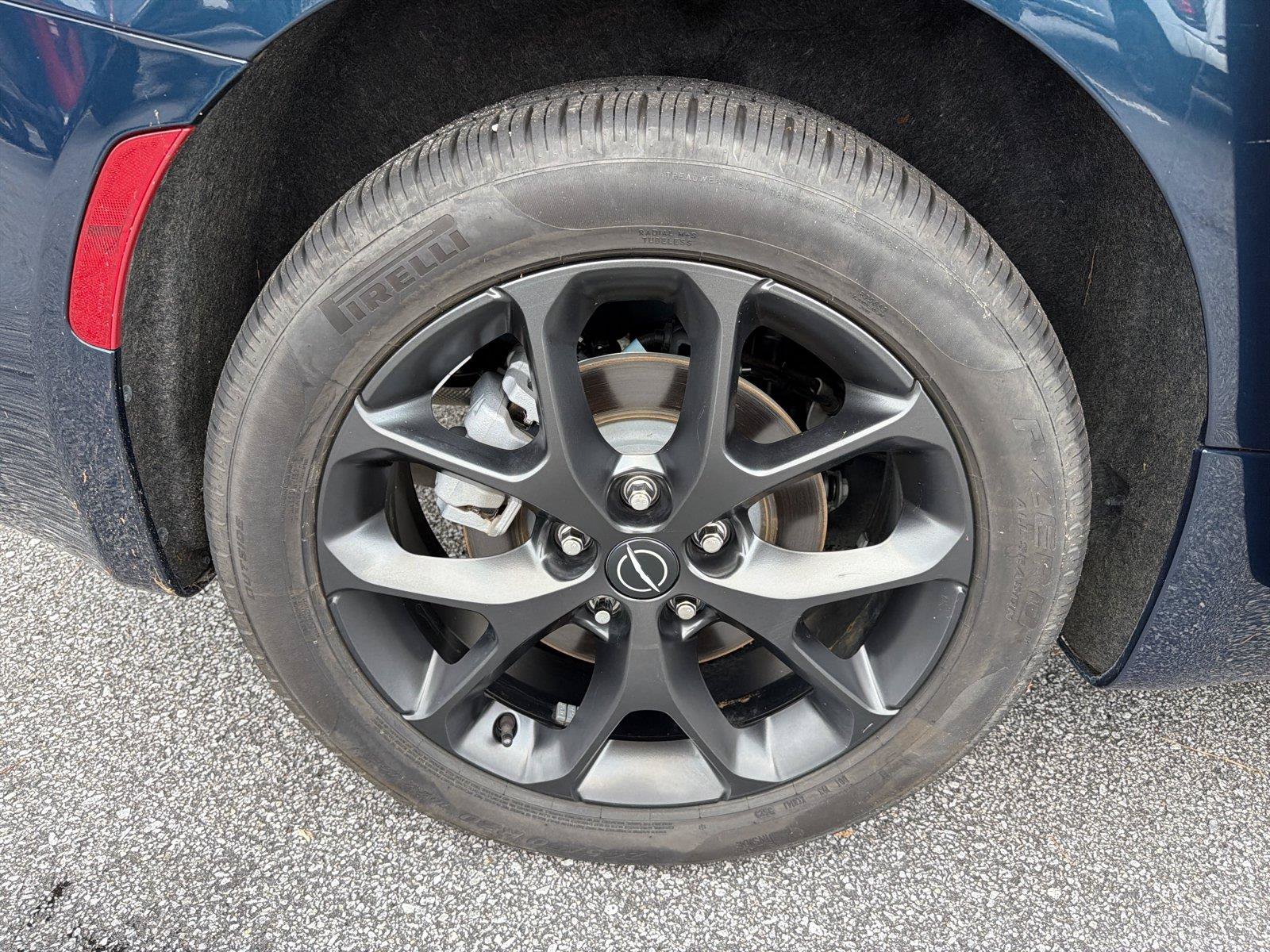 Used 2025 Chrysler Pacifica Limited AWD/4WD image 16