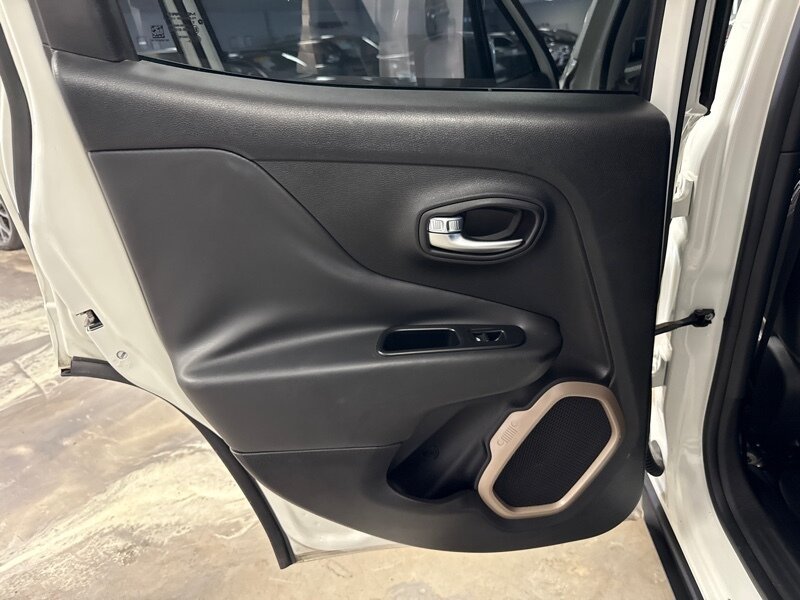 Used 2016 Jeep Renegade Limited FWD image 21