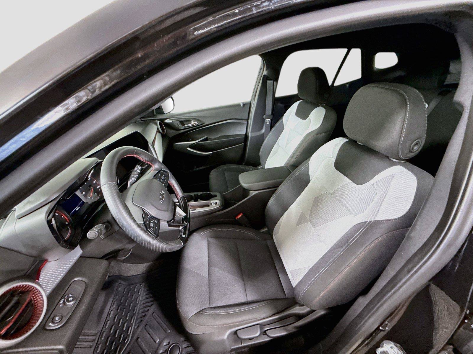 Used 2025 Chevrolet Trax RS w/ Driver Confidence Package FWD image 15