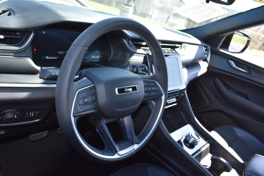 Used 2024 Jeep Grand Cherokee Altitude image 11