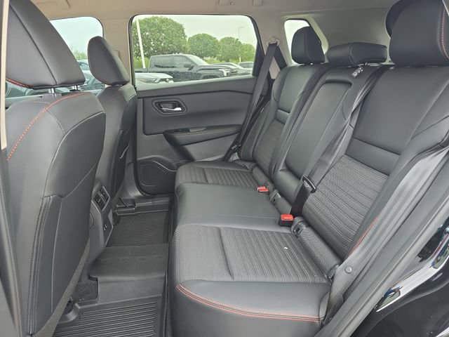 Used 2025 Nissan Rogue SV image 14