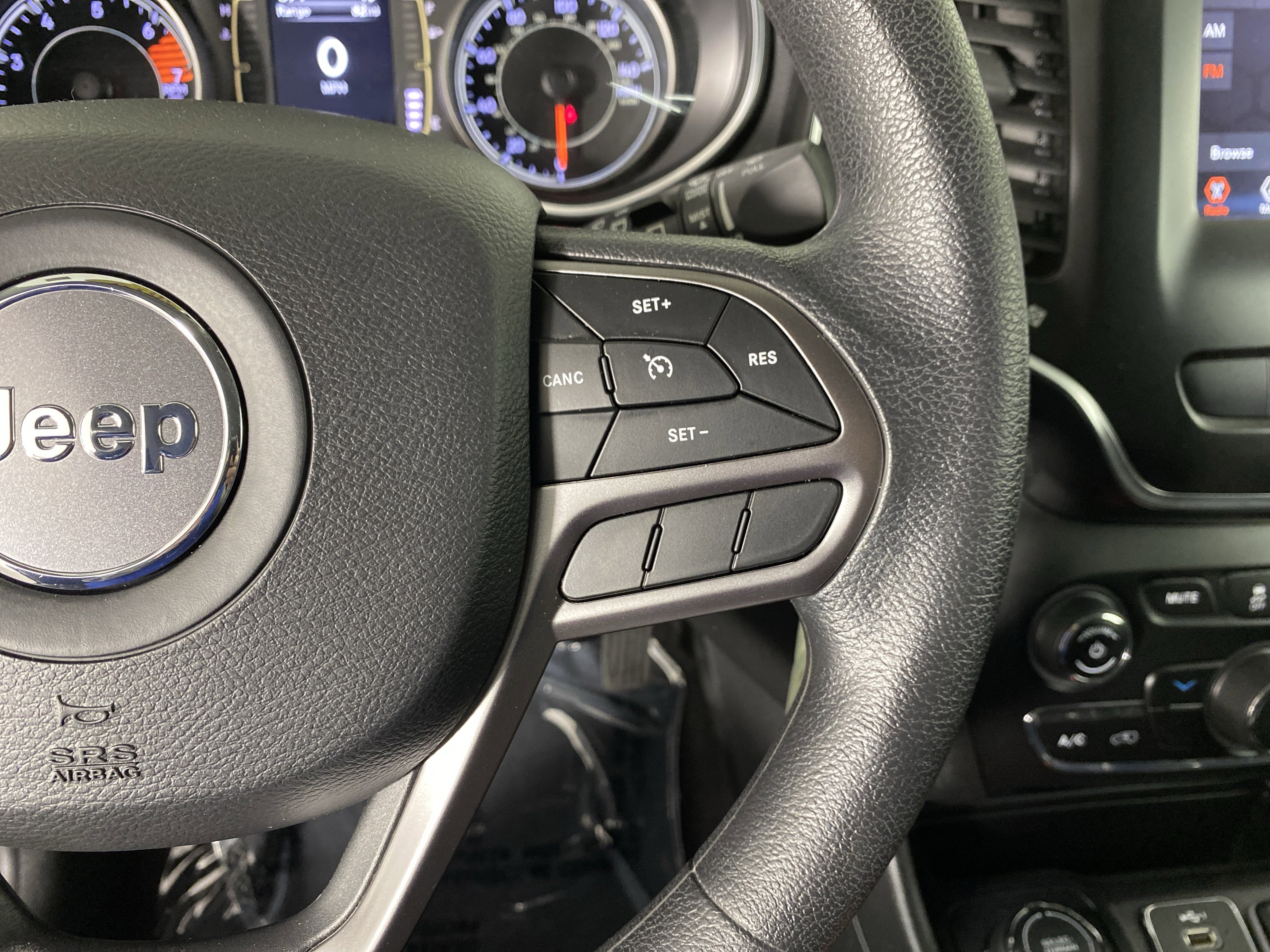 Used 2019 Jeep Cherokee Latitude w/ Popular Appearance Group AWD/4WD image 23