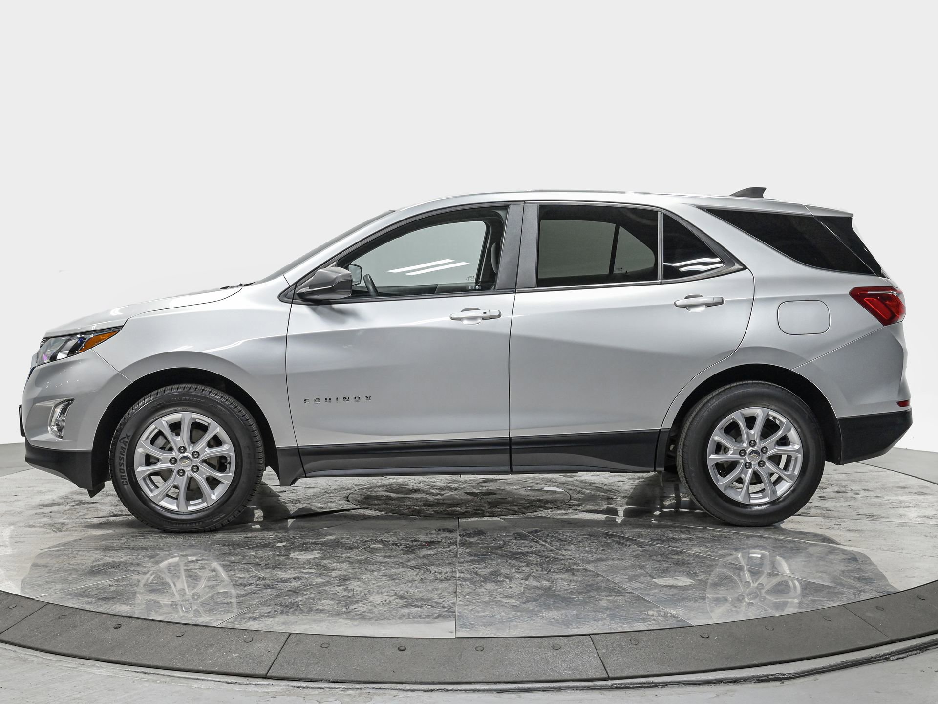 Used 2021 Chevrolet Equinox LS w/ LS Convenience Package image 2